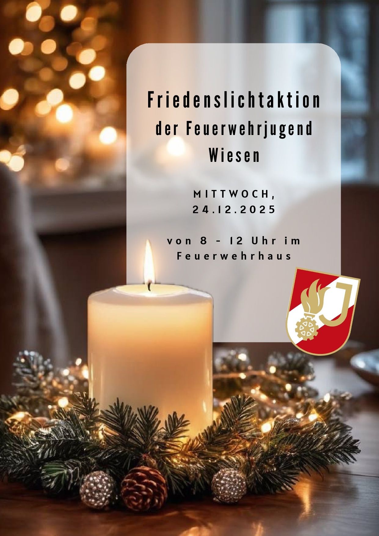 Eine Kerze, umgeben von Tannenzweigen und Lichterketten, steht auf einem geschmückten Tisch. Der Hintergrund ist unscharf und zeigt eine festliche Umgebung.