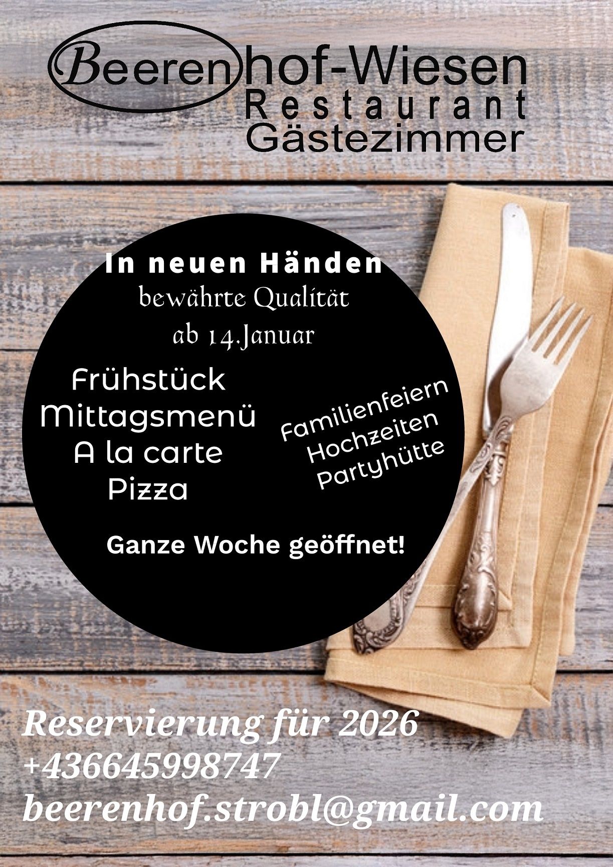 Ein kreisförmiges Menükarten auf einer Serviette mit Besteck bewirbt ein Restaurant, das Frühstück, Mittagessen, A la carte und Pizza anbietet. Die Karte liegt auf einer Holzoberfläche und erwähnt, dass es die ganze Woche geöffnet ist.