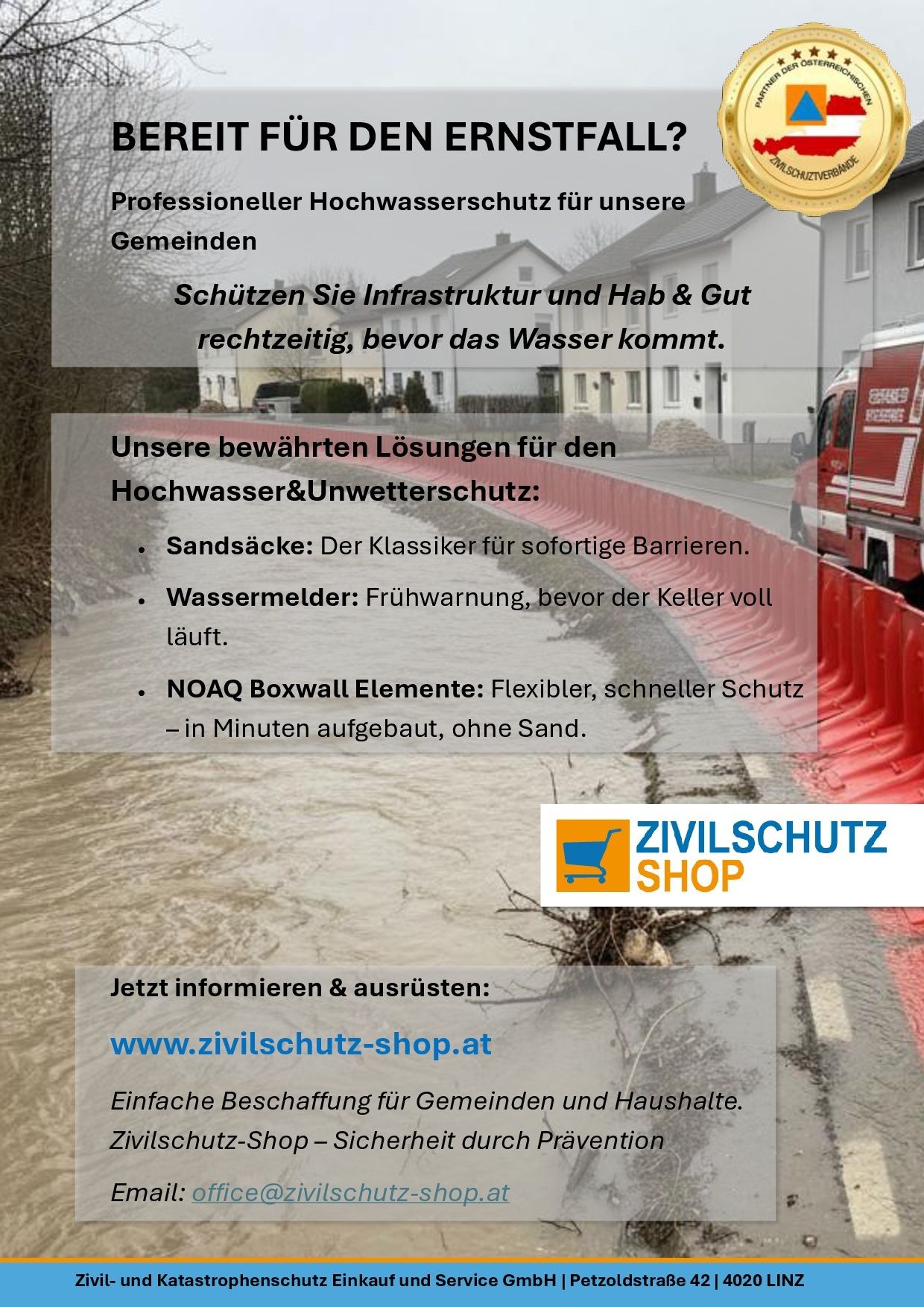 Eine Werbung für professionelle Hochwasserschutzlösungen für Gemeinden, die eine überschwemmte Straße, ein rotes Notfallfahrzeug und ein Haus im Hintergrund zeigt. Es werden Sandsäcke, Wassermelder und NOAQ Boxwall-Elemente hervorgehoben.