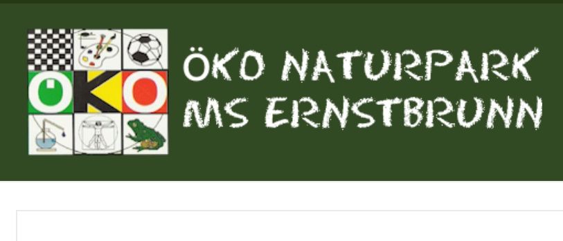 Eine grüne Tafel zeigt weißen Text, der 'Zu Naturpark Ernstbrunn' in Fettdruck schreibt. Darunter befindet sich ein weißer Rand.