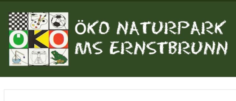 Eine grüne Tafel zeigt weißen Text, der 'O Naturpark S Ernstbrunn' lautet. Darunter steht das Wort 'Verein' in Weiß auf weißem Hintergrund.