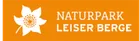 Ein orangefarbener Hintergrund mit einem weißen Blumenlogo, das Naturpark Leiser Berge liest.