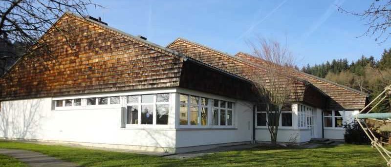 Bild enthält, Cottage, House, Housing, Grass, Outdoors, Indoors, Lawn, Person, Garage, Nature