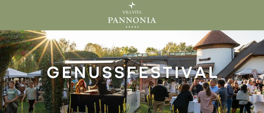 Outdoor-Veranstaltung mit einer Bar. Menschen versammeln sich um die Bar und Tische, einige stehen. Die Umgebung ist grün mit Pflanzen und Zelten. Das Banner sagt 'NUSSFESTIV'.