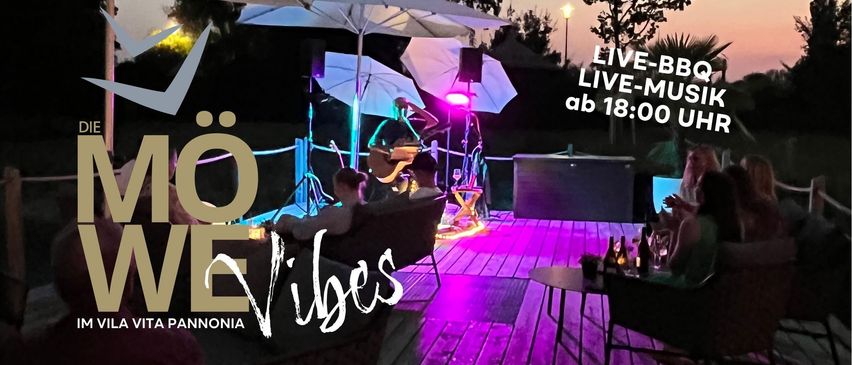 Eine Person spielt Gitarre unter Schirmen auf einer Terrasse mit lila Lichtern. Ein kleiner Tisch hält eine Flasche. Der Text lautet 'Live Live ab 1'.