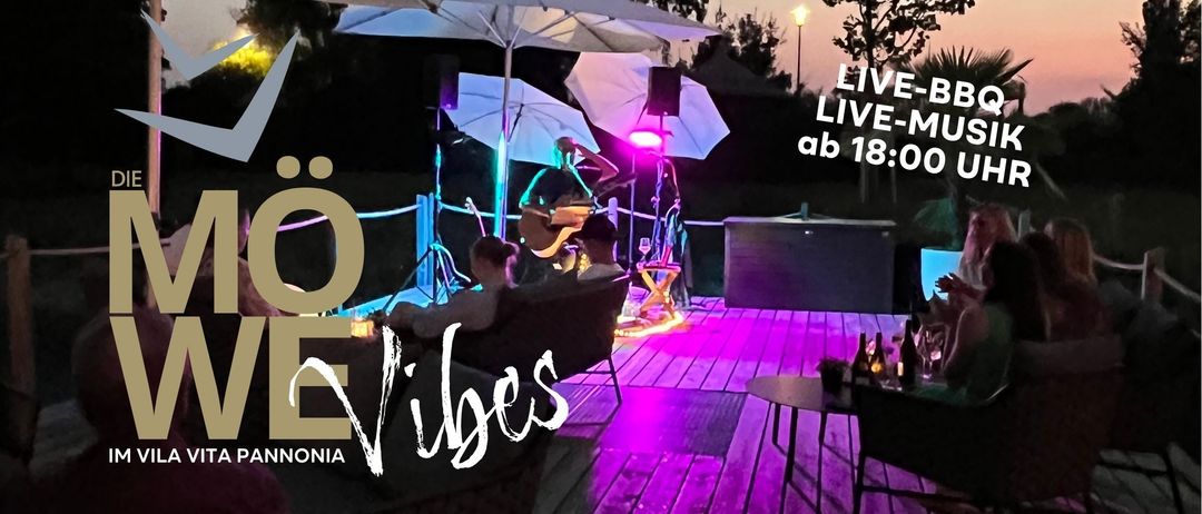 Eine Person spielt Gitarre unter Schirmen auf einer Terrasse mit lila Lichtern. Ein kleiner Tisch hält eine Flasche. Der Text lautet 'Live Live ab 1'.