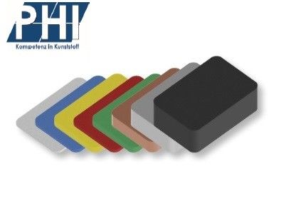 Das Bild zeigt eine Reihe von farbigen rechteckigen Blöcken neben einem schwarzen Block, mit dem PHI-Logo und dem Text 'Kompetenz in Kunststoff' in der oberen linken Ecke.