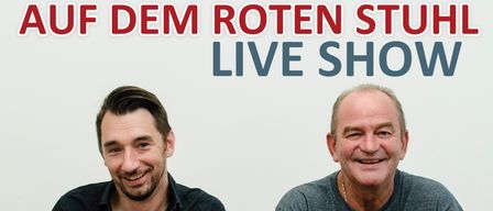 Zwei Männer lächelnd auf einem roten Sofa sitzend. Einer trägt ein schwarzes Hemd, der andere ein graues T-Shirt mit roten und blauen Grafiken. Die Worte '70 Jahre' und 'Herbert Prohaska feat. Pete Art & Band TALK & LIVE-KONZERT' sind oben zu sehen.