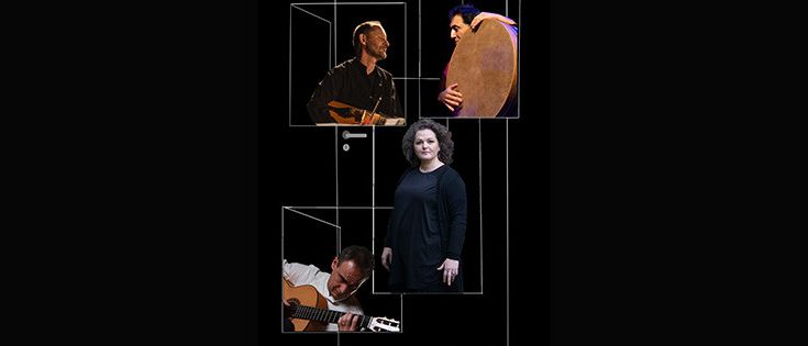 Drei Musiker spielen in einem quadratischen Rahmen. Ein Mann spielt Gitarre, ein anderer hält eine große Trommel und eine Frau steht in der Mitte.