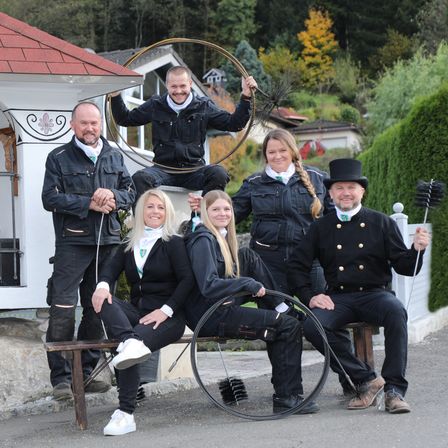 Bild enthält, Spoke, Adult, Male, Man, Person, Female, Woman, Coat, Jacket, Shoe