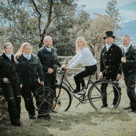 Bild enthält, Coat, Jacket, Person, Spoke, Adult, Male, Man, Wheel, Bicycle, Suit