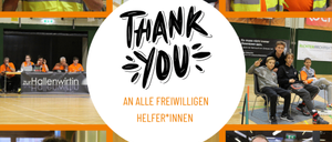 Eine Collage von Bildern mit Menschen in orangenen Westen und Brillen. Eine Person gestikuliert. Der Text lautet 'Danke! An alle freiwilligen Helfer*innen'. Der Hintergrund zeigt einen Tisch mit Personen und ein Schild.