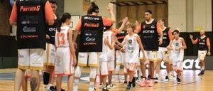 Eine Basketballmannschaft feiert einen Sieg auf dem Spielfeld, mit Spielern und Trainern in orange-schwarzen Trikots mit dem Logo Cities Panthers 5.