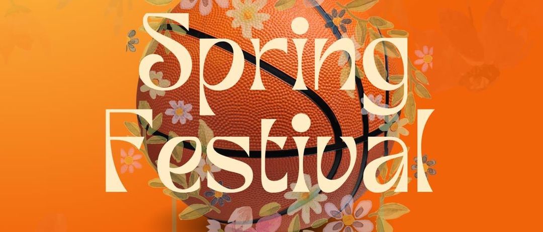 Spring Festival-Plakat mit einem Basketball und Blumen. Datum: 23.05.2025. Aktivitäten: Essen, Trinken, Musik. Beginn 17 Uhr. Freier Eintritt. Ort: Pfeilburg.