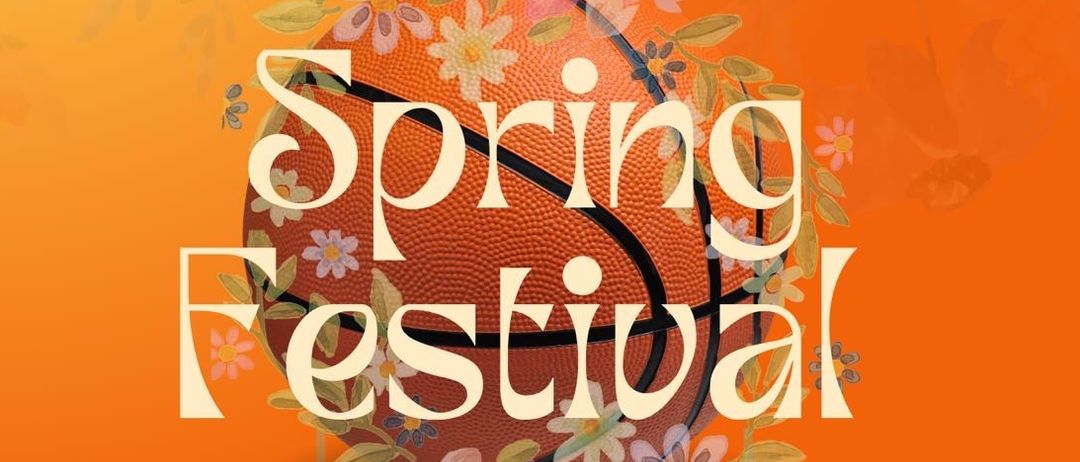 Plakat für das Frühlingsfestival mit einem Basketball umgeben von Blumen. Datum: 23.05.2025. Aktivitäten umfassen Essen, Trinken und Musik. Beginn 17 Uhr. Eintritt frei. Ort: Pfeilburg.