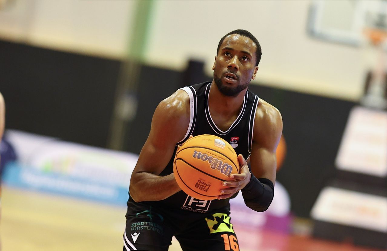 Bild enthält, Basketball, Basketball (Ball), Sport, Person, Playing Basketball, Adult, Male, Man, Face, Head