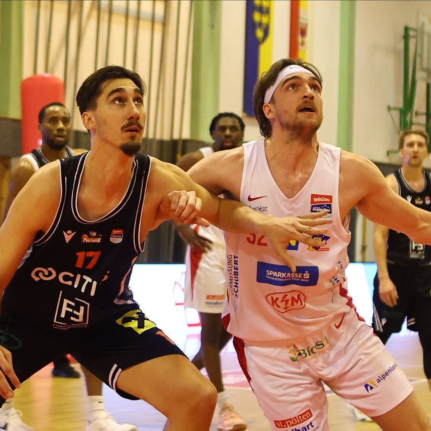 Bild enthält, People, Person, Playing Basketball, Sport, Shoe, Adult, Male, Man, Shorts, Face