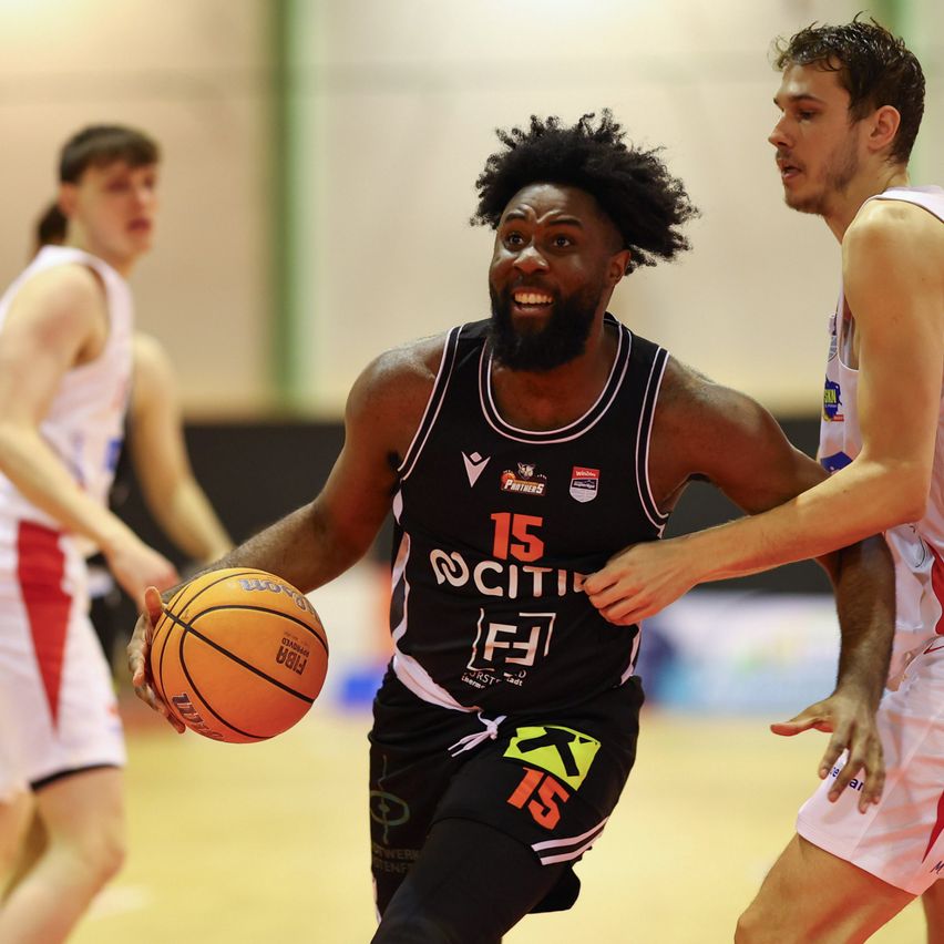 Bild enthält, Basketball, Person, Playing Basketball, Adult, Male, Man, Basketball (Ball), Sphere, Face, People