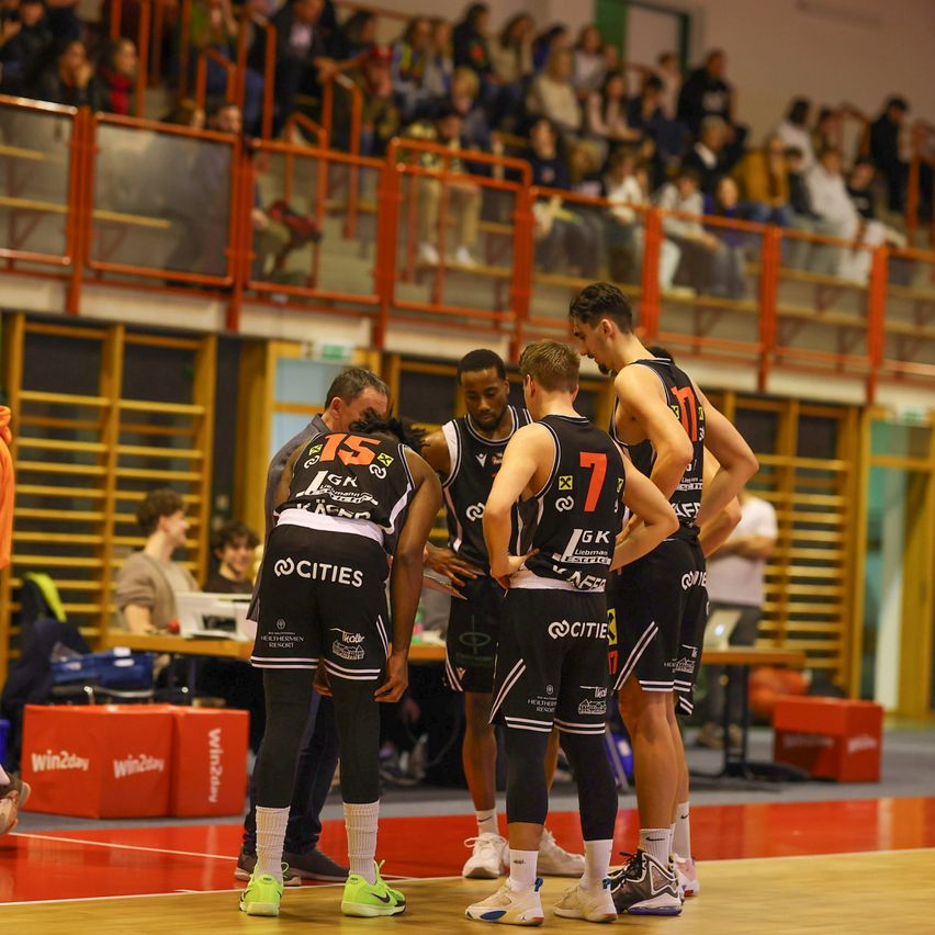 Bild enthält, People, Person, Clothing, Shorts, Shoe, Playing Basketball, Flooring, Basketball Game, Crowd, Face