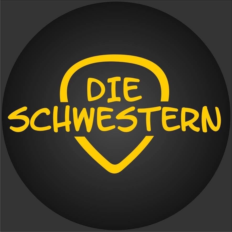 Schwarzer kreisförmiger Icon mit gelbem Text, der 'DIE SCHWESTERN' liest. Der Text ist mit einem gelben Umriss und einem gelben Zeiger darunter stilisiert.