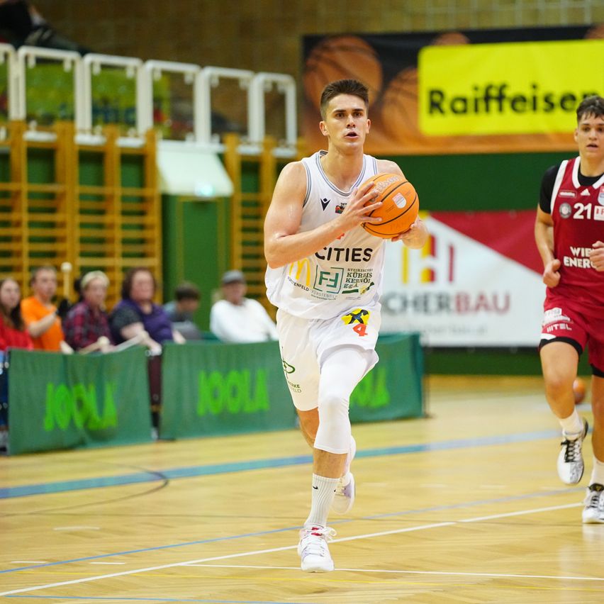 Bild enthält, Person, Playing Basketball, Boy, Male, Teen, Shoe, Basketball (Ball), People, Sphere, Shorts