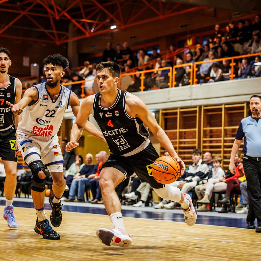 Bild enthält, Basketball Game, Adult, Male, Man, Person, Shoe, Playing Basketball, Shorts, Basketball (Ball), People