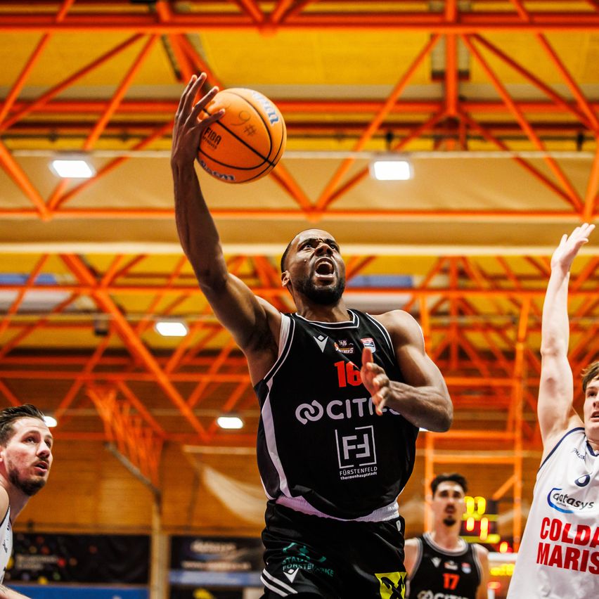 Bild enthält, Basketball, Person, Playing Basketball, Sport, Adult, Male, Man, Basketball Game, Face, Basketball (Ball)