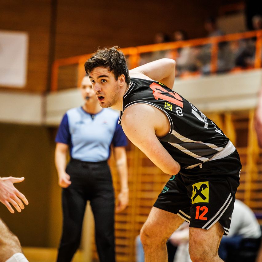 Bild enthält, People, Person, Shorts, Adult, Male, Man, Finger, Playing Basketball, Boy, Child