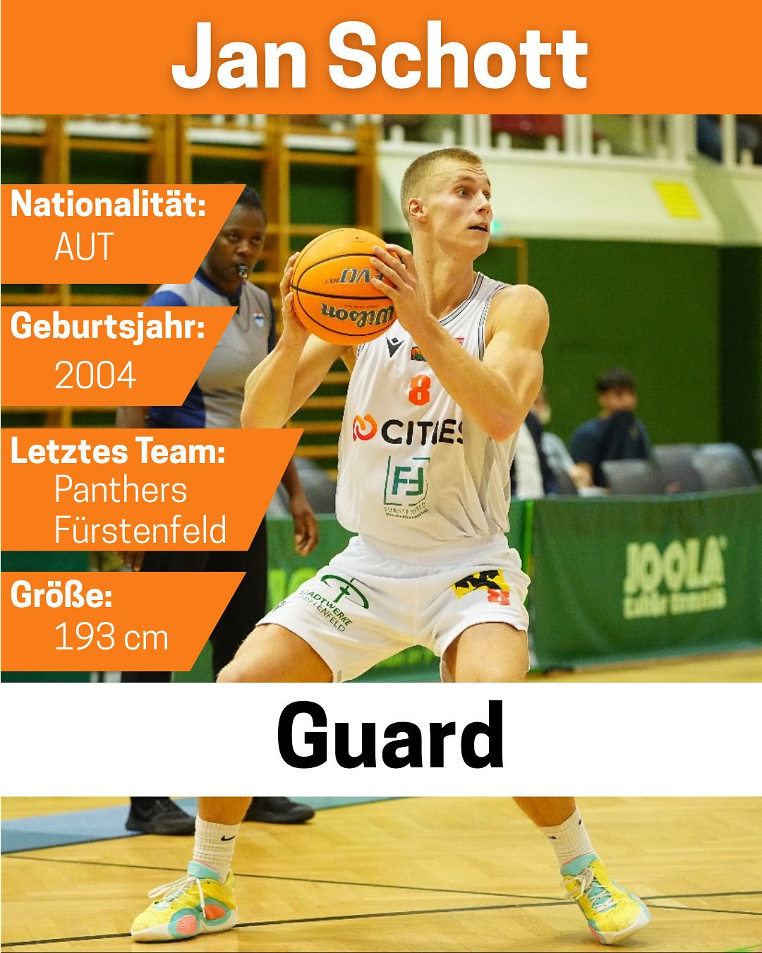 Ein Basketballspieler, der ein Trikot mit der Nummer 8 trägt, hält einen Ball. Er befindet sich auf einem Basketballplatz mit verschwommenem Hintergrund. Er ist 193 cm groß und sein letztes Team waren die Panthers Furstenfeld.