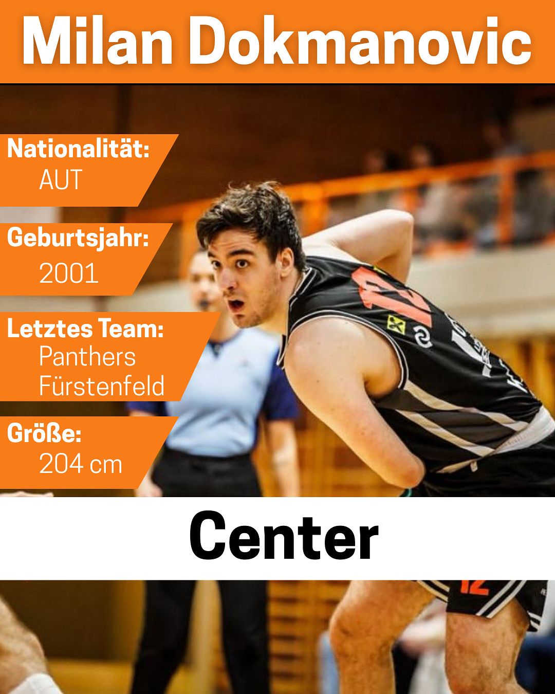 Ein Mann spielt Basketball und trägt ein Panthers Furstenfeld Trikot. Er streckt seinen Arm. Er wurde 2001 geboren und ist 204 cm groß.