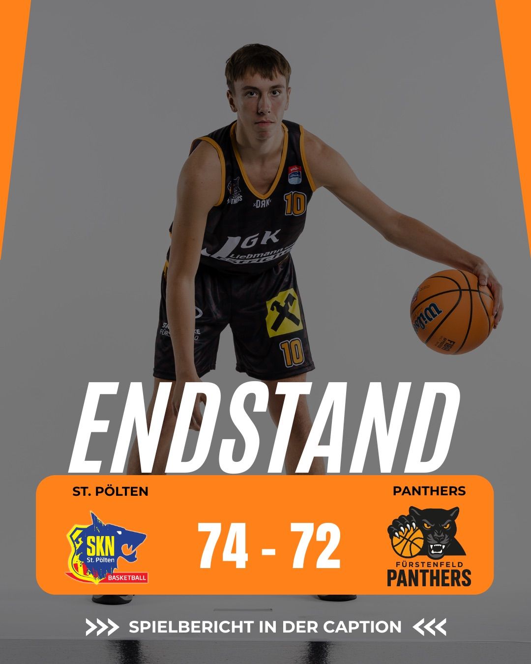 Ein Basketballspieler in einem schwarzen Trikot mit der Nummer 10, hält einen Ball. Das Endergebnis lautet 74-72 zugunsten der Panthers.
