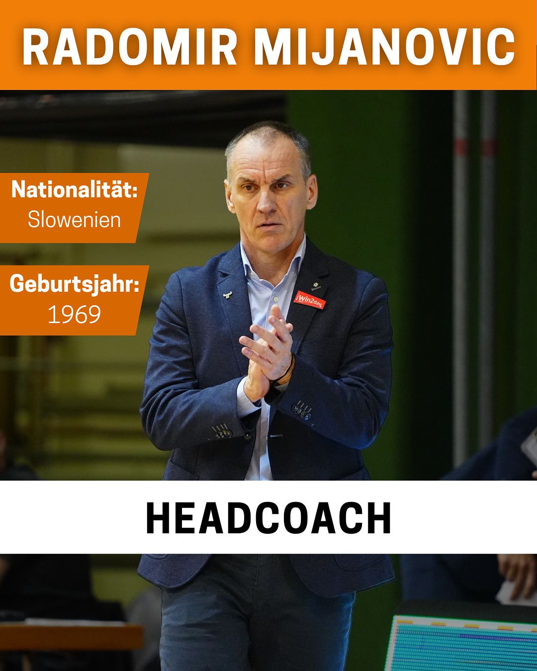 Ein Mann im Anzug klatscht in die Hände. Der Text besagt 'Nationalität: Slowenien' und 'Geburtsjahr: 1969'. Er ist der Cheftrainer.