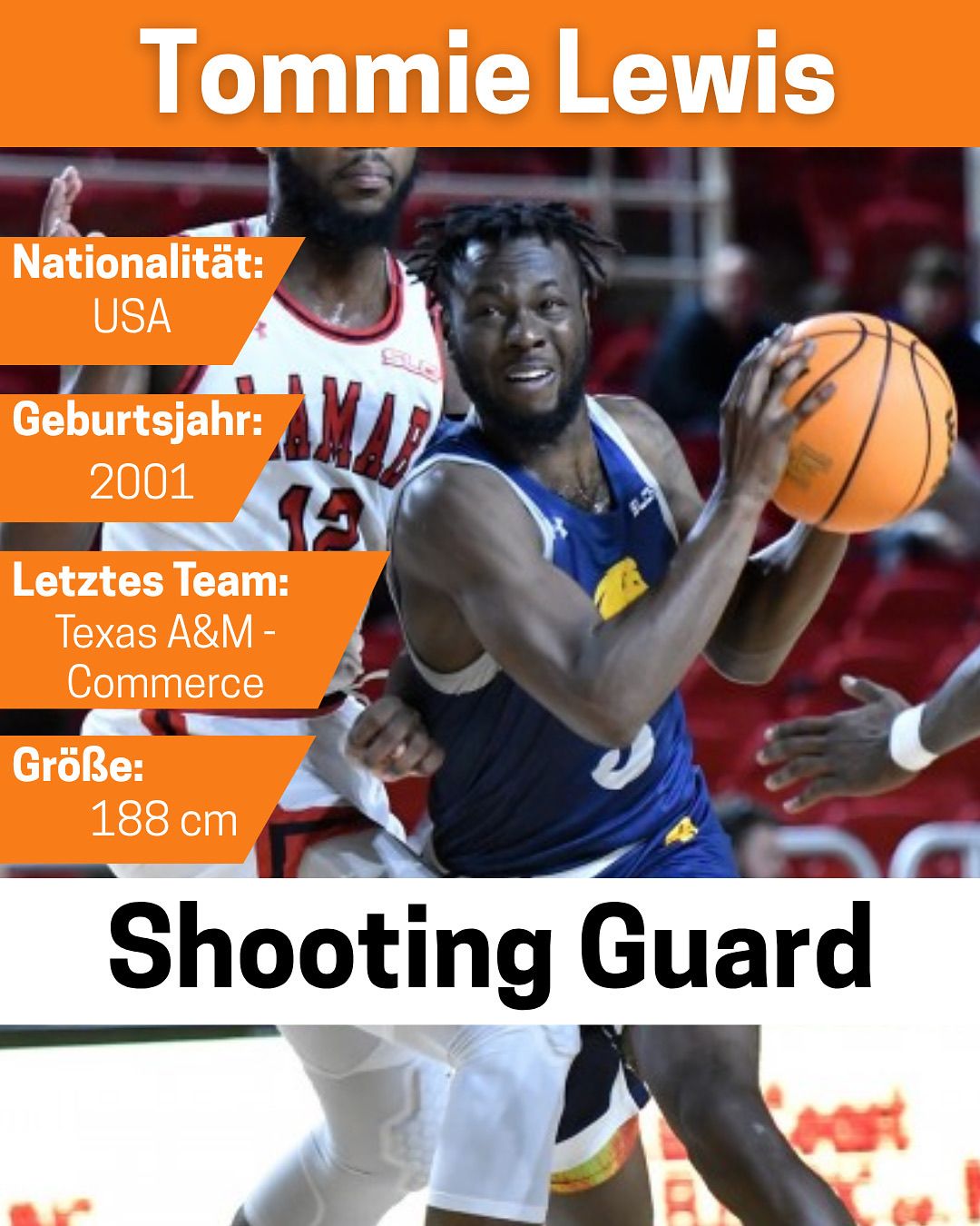 Ein Basketballspieler dribbelt den Ball. Er trägt ein blaues Trikot mit der Nummer 2. Er ist 188 cm groß. Er ist ein Shooting Guard. Er kommt aus den USA und wurde 2001 geboren. Sein letztes Team war Texas A&M - Commerce.