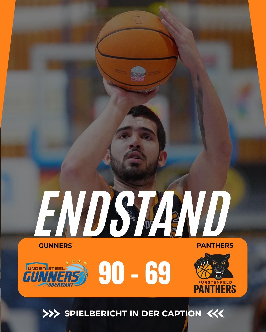 Ein Basketballspieler wirft den Ball in einer Turnhalle. Der Spielstand ist 90-69. Das Team auf der linken Seite heißt Gunners und das Team auf der rechten Seite Panthers.