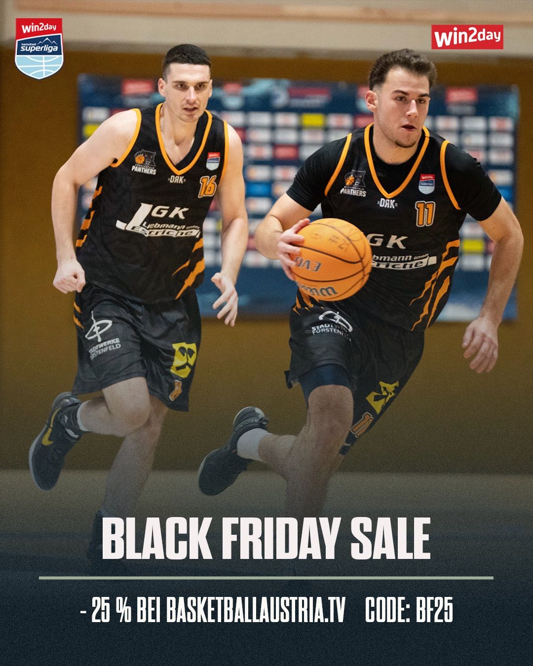 Zwei Basketballspieler in Uniform rennen auf den Basketballkorb zu. Der Spieler im schwarzen Trikot hält den Ball. Am unteren Rand steht Black Friday Sale.