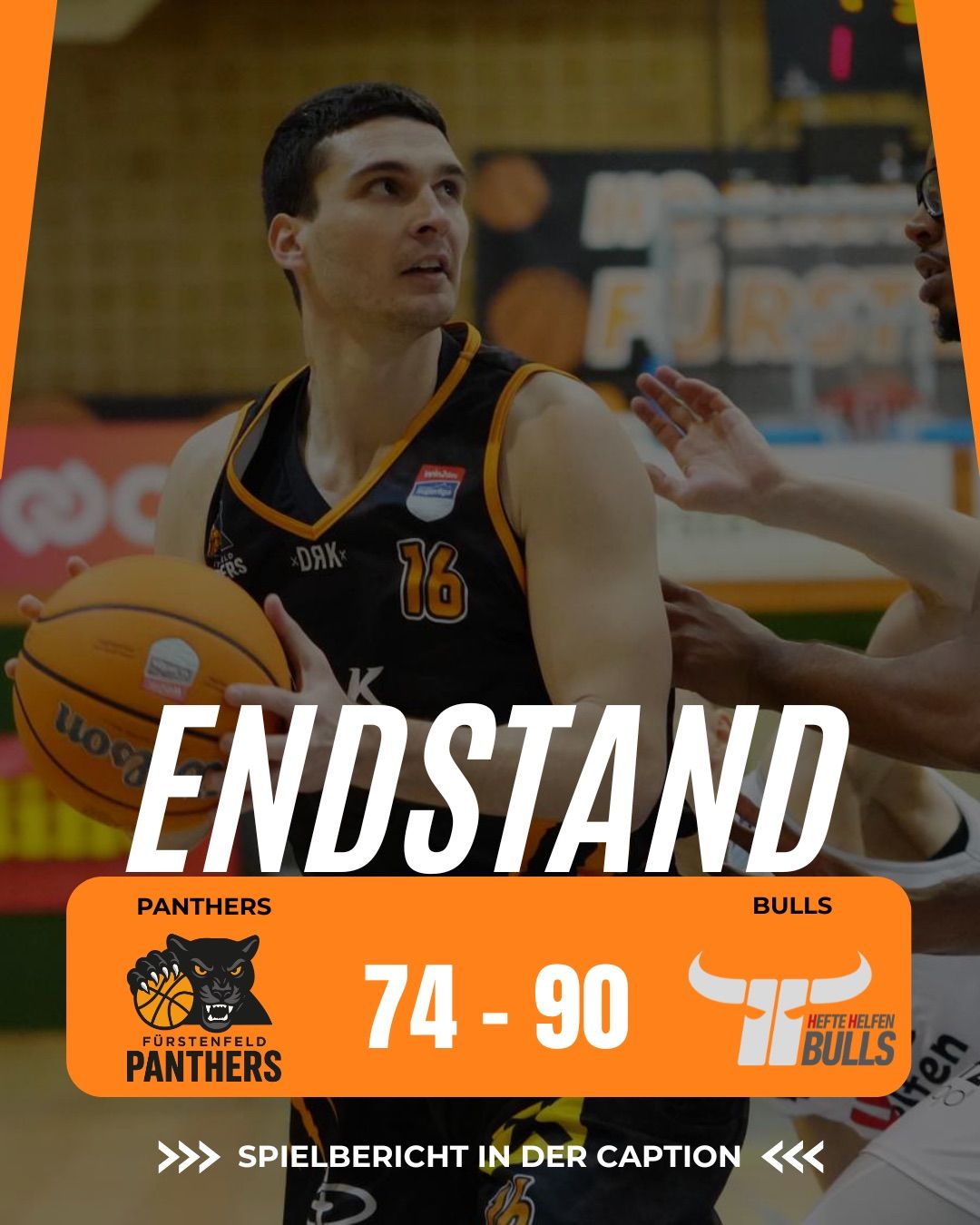 Endstand eines Basketballspiels mit Panthers gegen Bulls. Der Endstand ist 74 zu 90. Der Panthers-Spieler im schwarzen Trikot hält einen Ball.