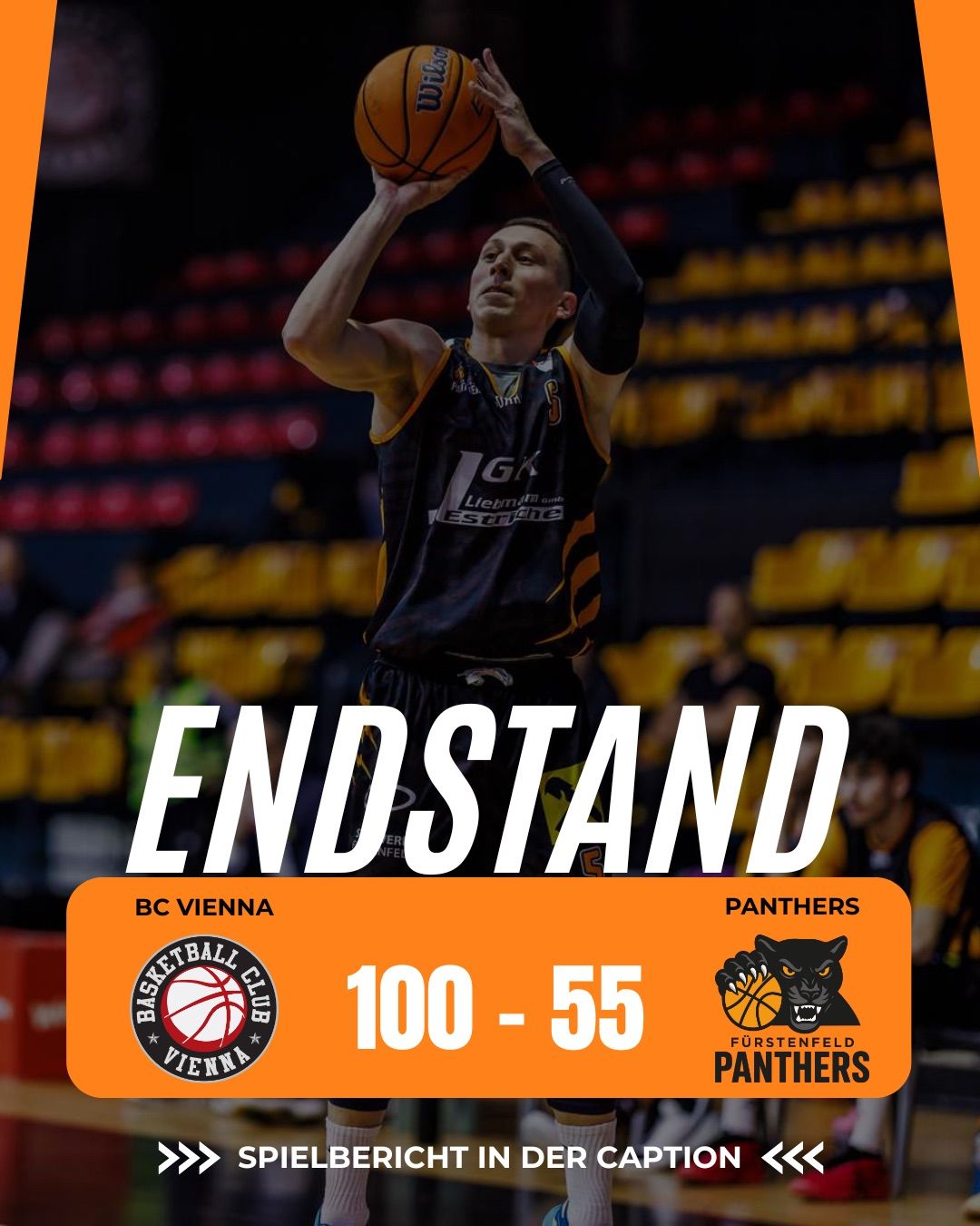 Basketballspiel zwischen BC Vienna und Panthers. BC Vienna erzielt 100, Panthers erzielt 55. Spieler in schwarzem Trikot beim Wurf. Stadion mit gelben Sitzen.