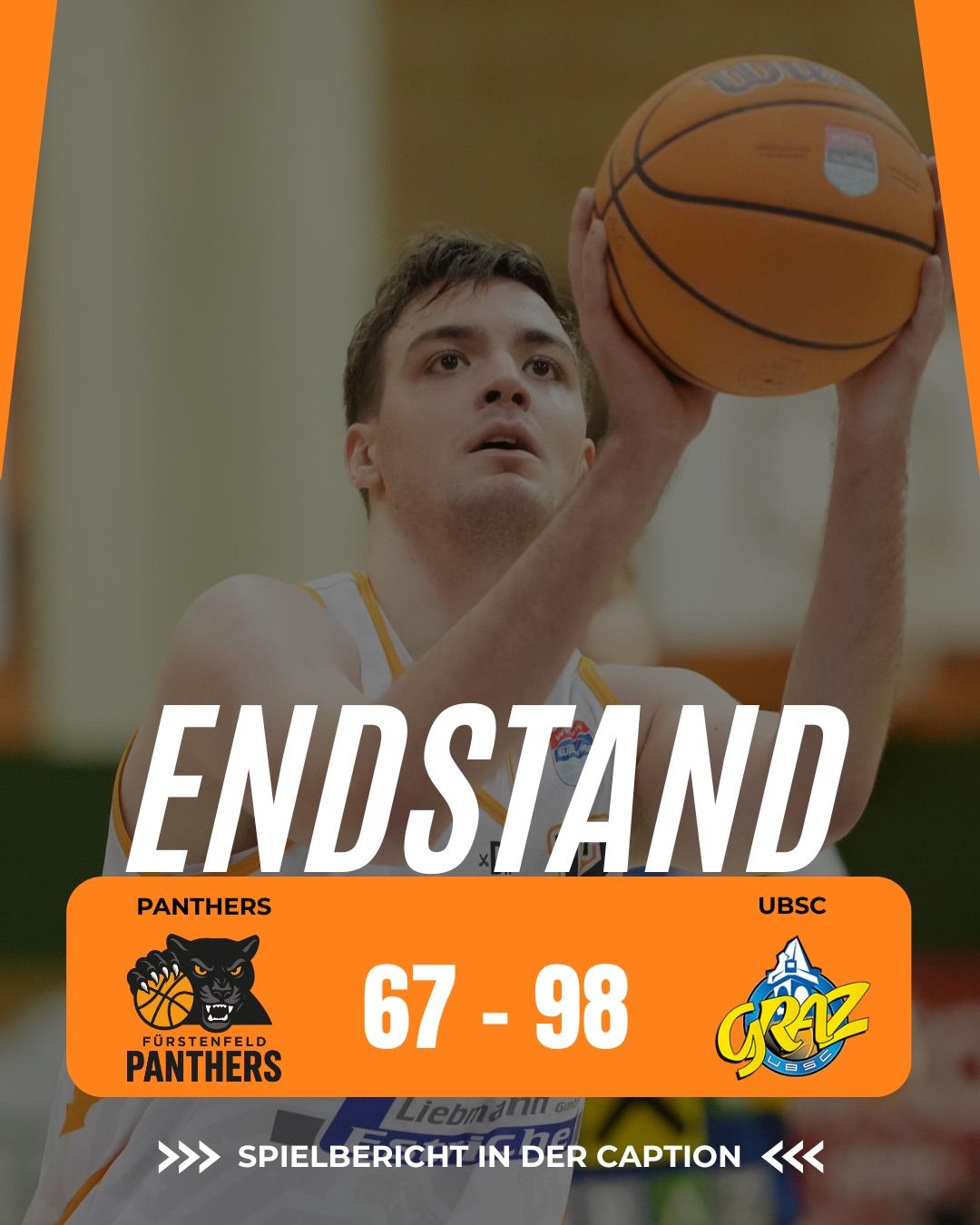 Ein Basketballspieler hält einen Ball während eines Spiels. Die Punkte sind Panthers 67, Ubsc 98.