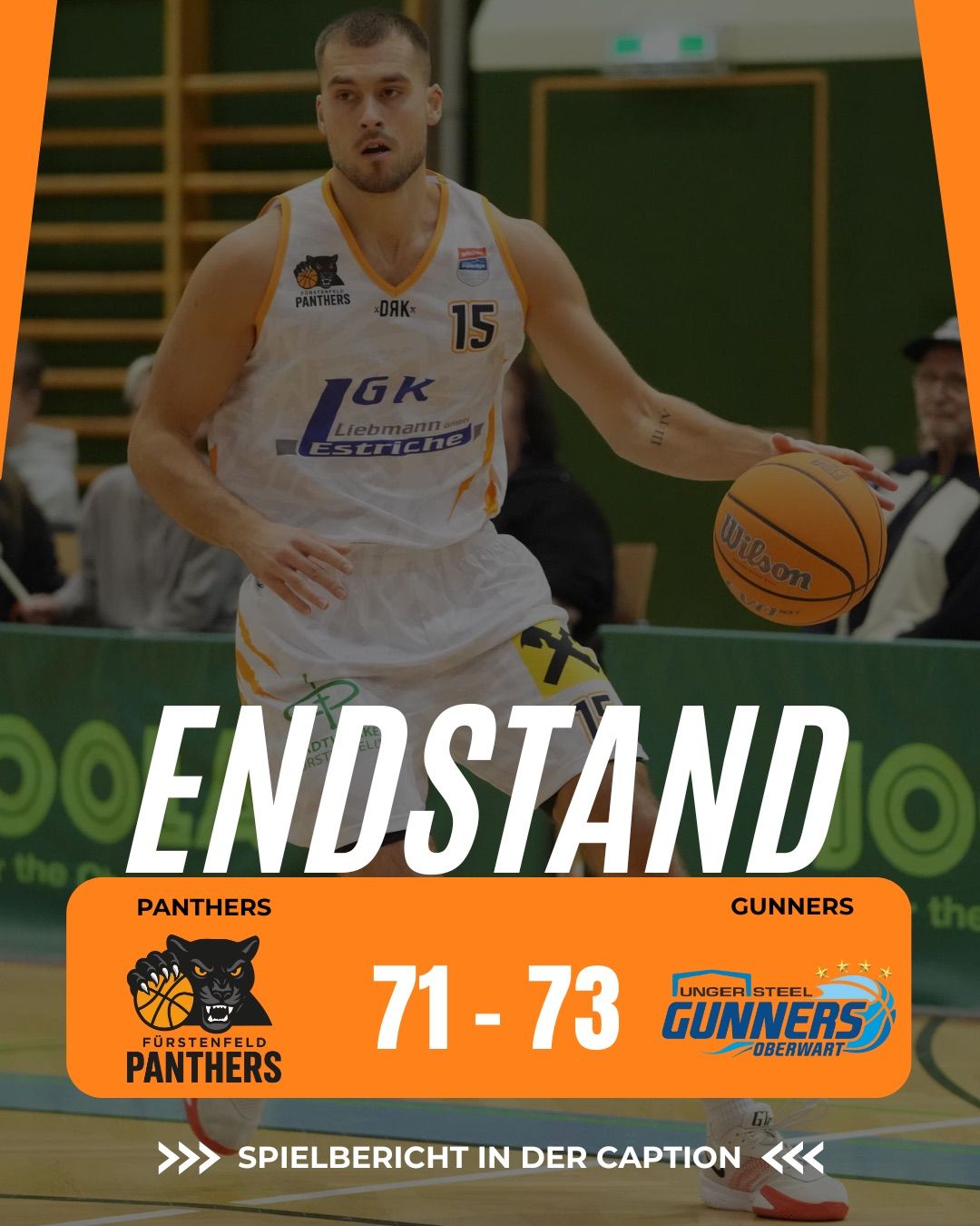 Ein Basketballspieler in einem Panthers-Trikot, Nummer 15, hält einen Wilson-Ball. Das Spielergebnis zeigt Panthers 71 und Gunners 73. Zuschauer im Hintergrund.