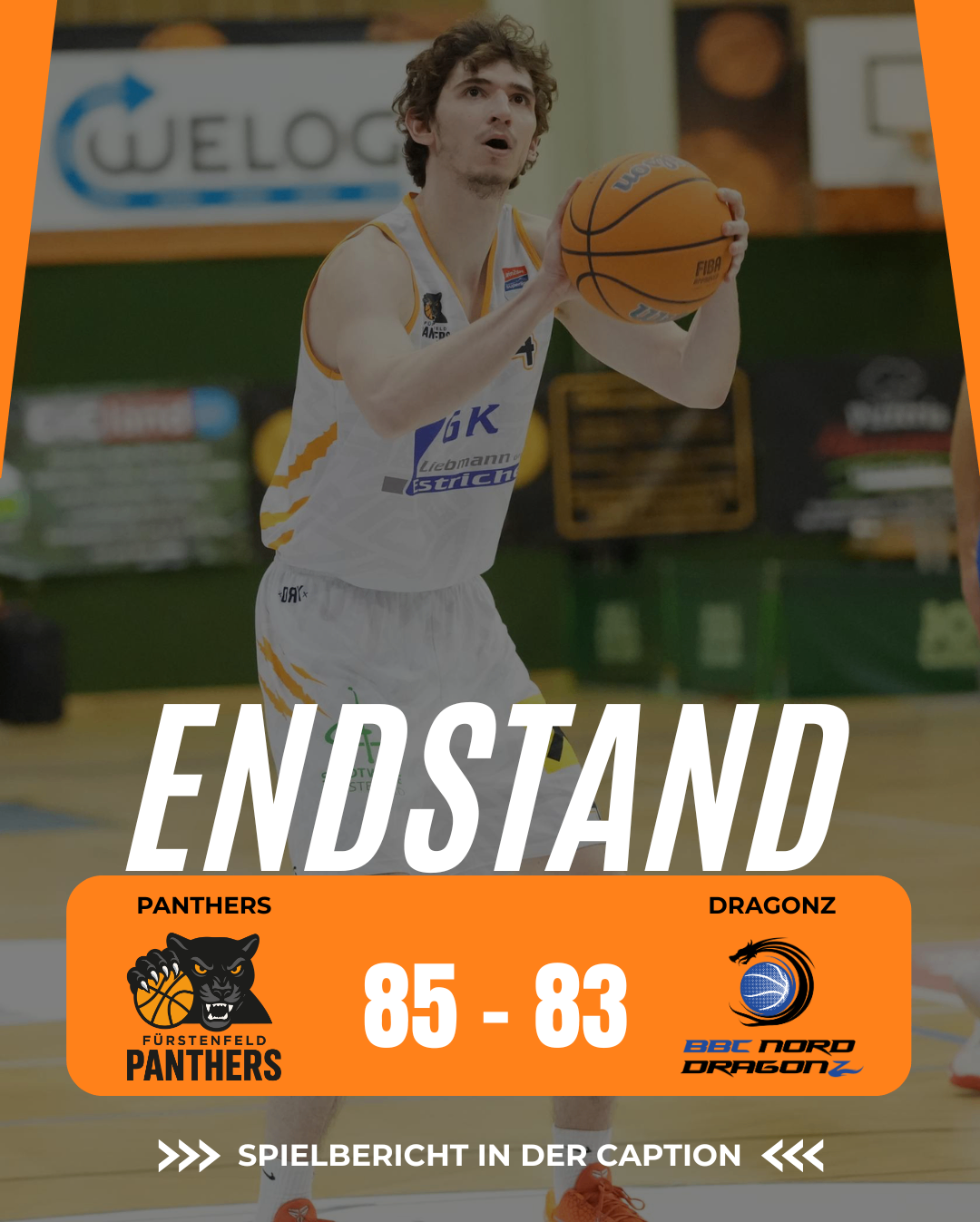 Das Endergebnis eines Basketballspiels zwischen Panthers und Dragonz war 85 zu 83. Der Spieler in einem Panthers-Trikot hält einen Basketball.