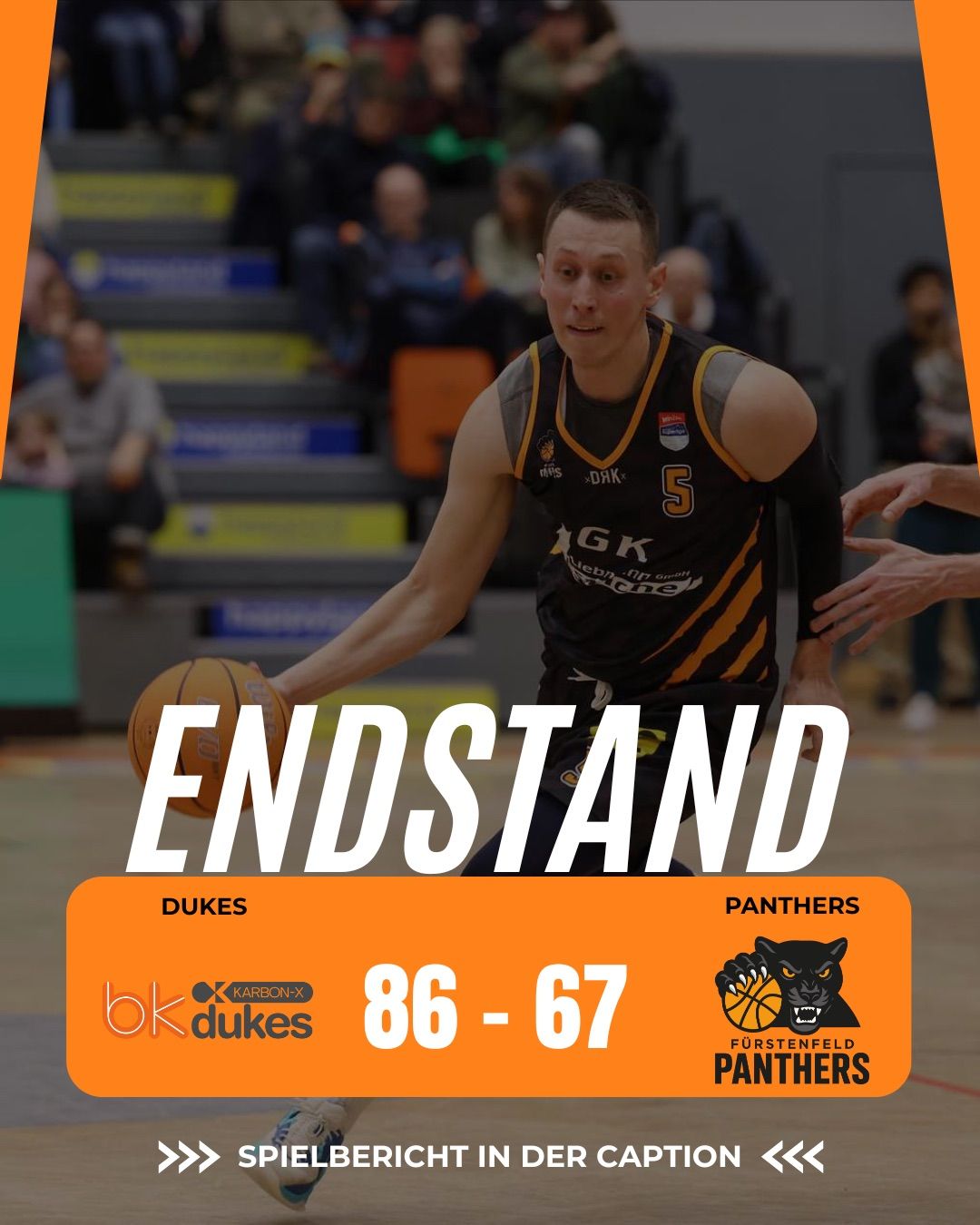 Basketballspiel zwischen Dukes und Panthers. Dukes gewinnen 86-67. Ein Spieler von Dukes dribbelt den Ball.