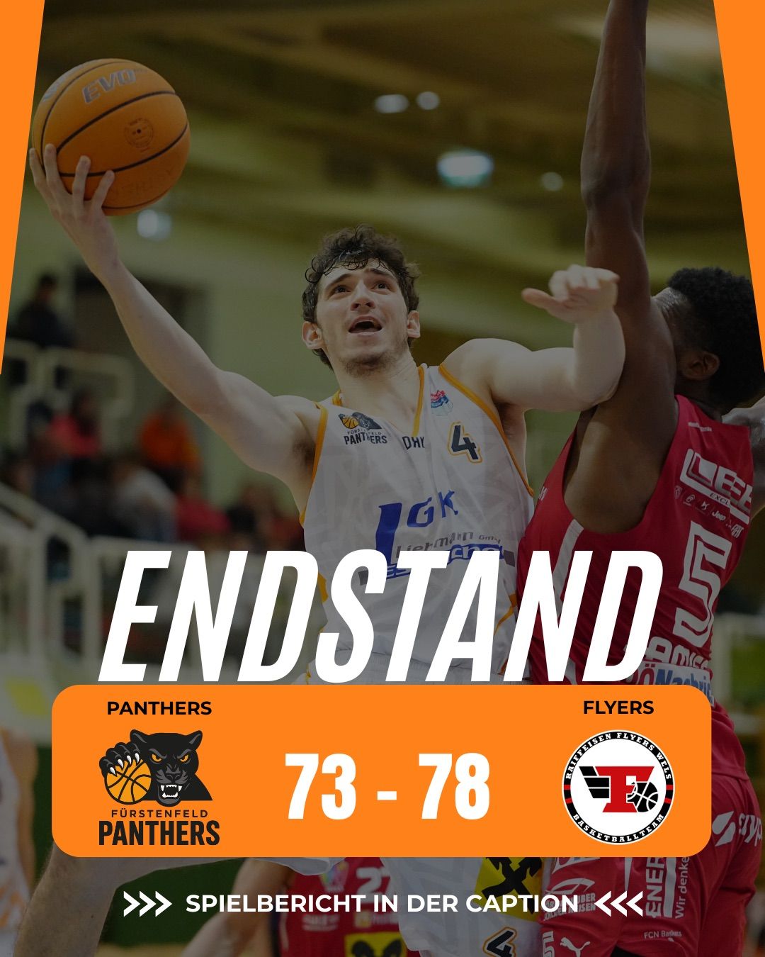 Ein Basketballspieler mit der Nummer 4 wirft einen Ball, während er von einem Gegner in einem roten Trikot mit der Nummer 55 blockiert wird. Das Ergebnis lautet Panthers 73 und Flyers 78.