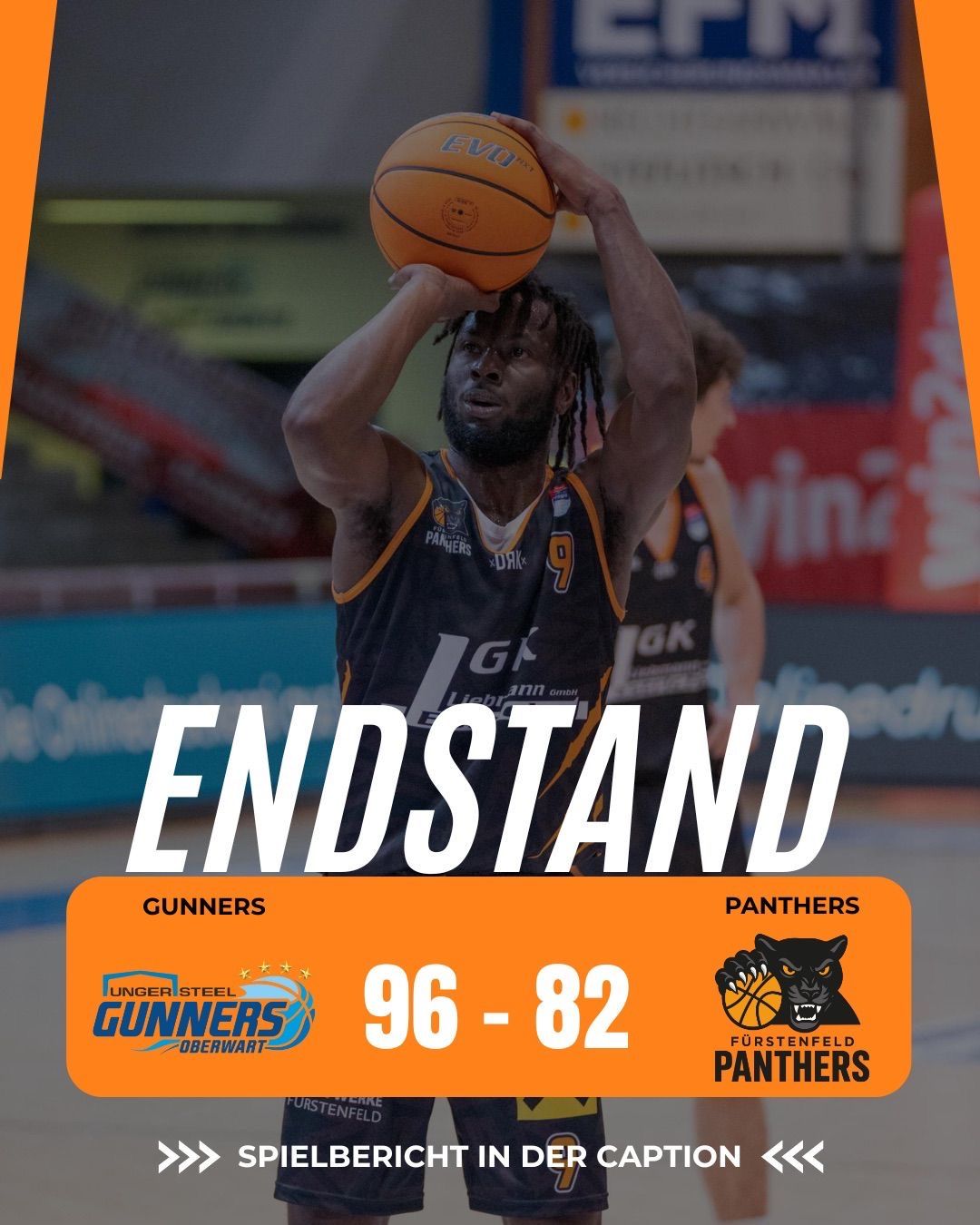 Ein Basketballspieler bereitet sich darauf vor, einen Ball zu werfen. Er trägt ein Panthers-Trikot mit der Nummer 9. Unten steht das Ergebnis 96 zu 82.