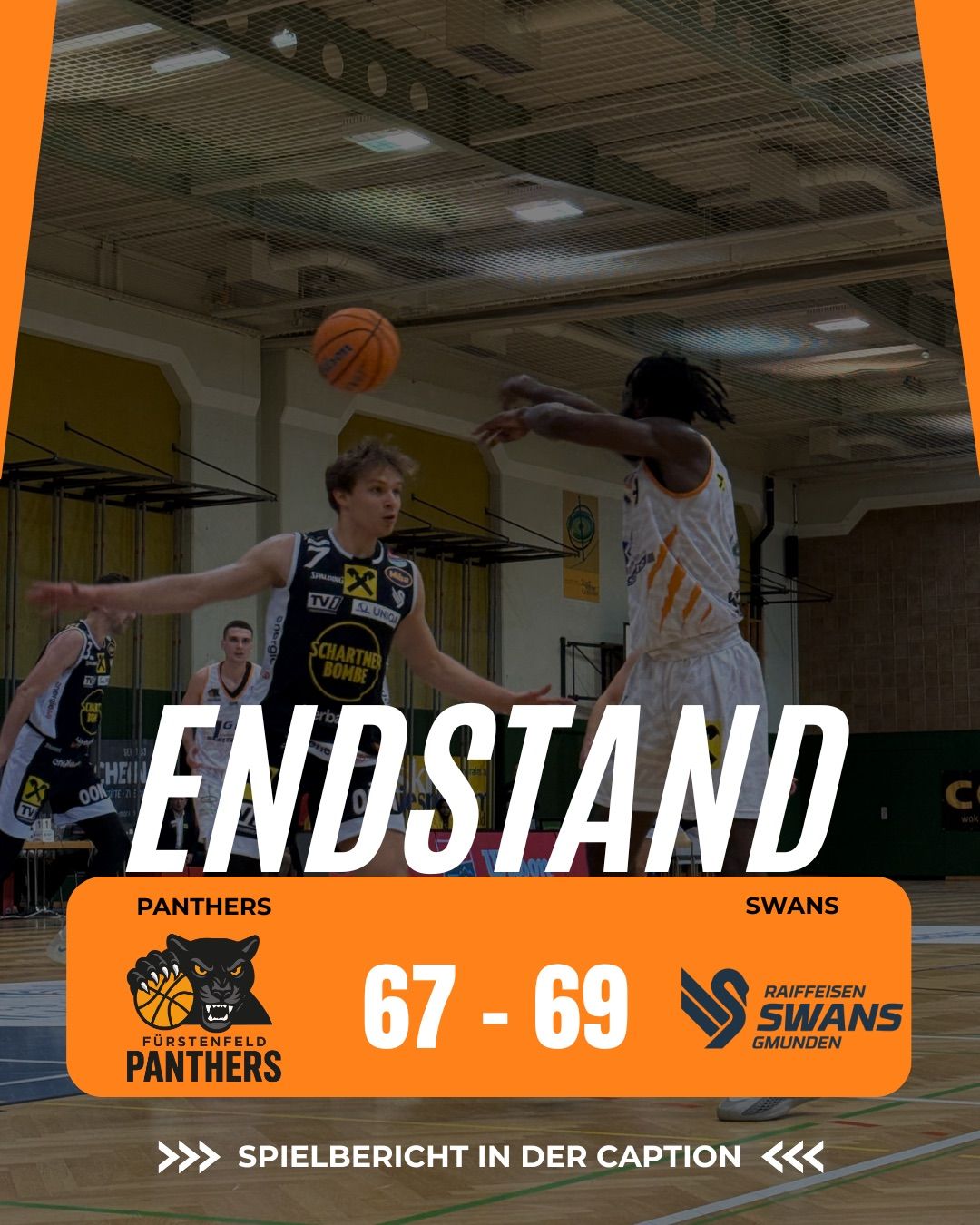 Basketballspiel auf einem Hallenplatz. Zwei Spieler der Panthers- und Swans-Teams sind in Aktion. Die Anzeigetafel zeigt 67-69. Panthers links, Swans rechts.