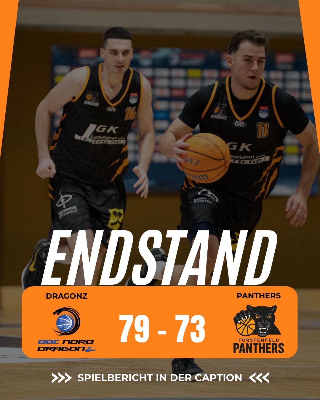 Ein Basketballspiel zwischen Dragonz und Panthers endete mit einem Ergebnis von 79 zu 73. Die Spieler laufen auf dem Spielfeld in Panthers-Trikots.