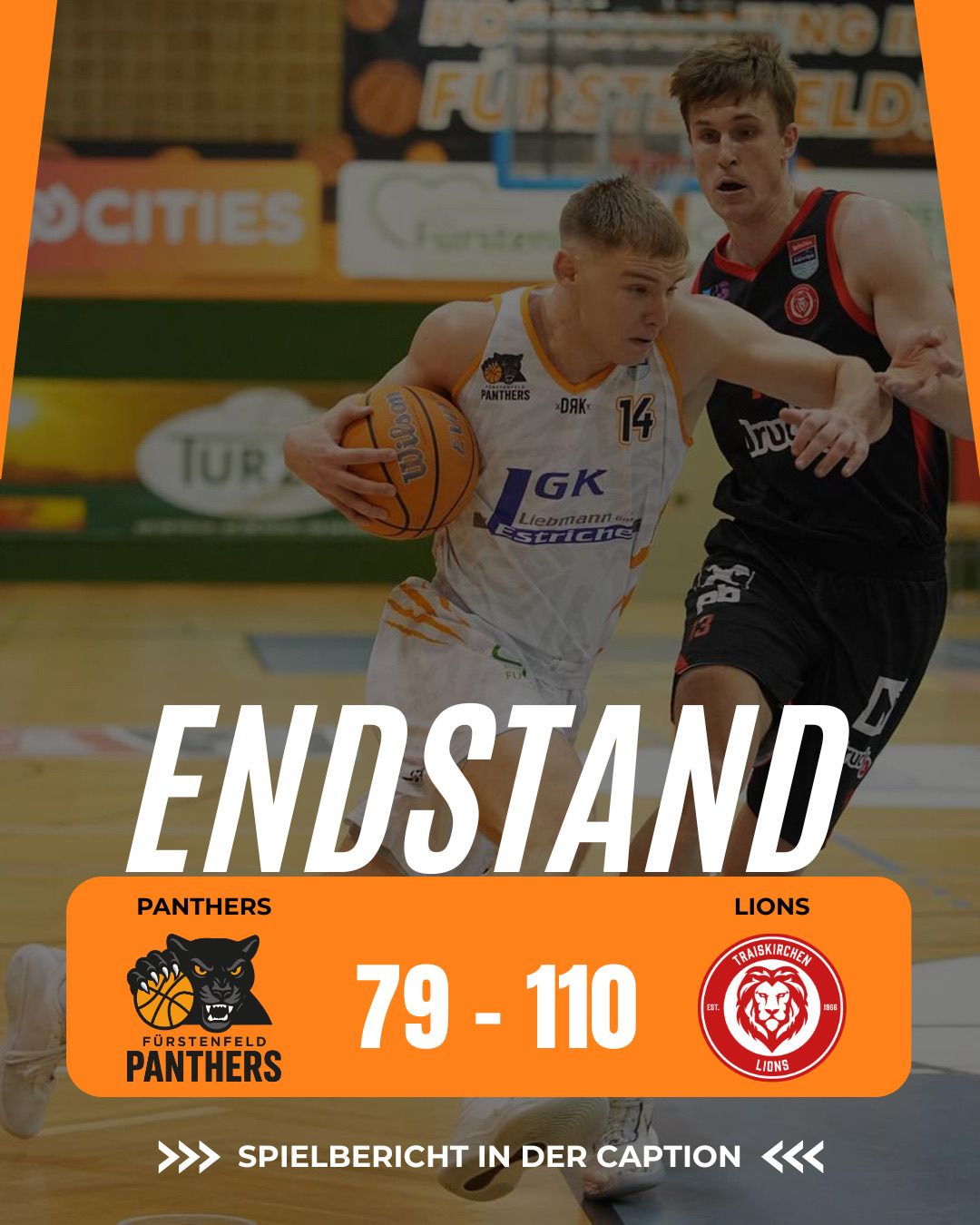 Ein Basketballspiel mit zwei Teams, Panthers und Lions. Panthers-Spieler in weißem Trikot hält den Ball, während er von einem Lions-Spieler im schwarzen Trikot blockiert wird. Endstand: Panthers 79, Lions 110.