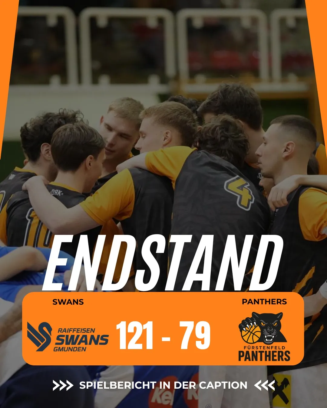 Ein Sportteam, die Panthers, feiert einen Sieg mit einem Punktestand von 121 zu 79. Die Spieler umarmen sich gegenseitig.