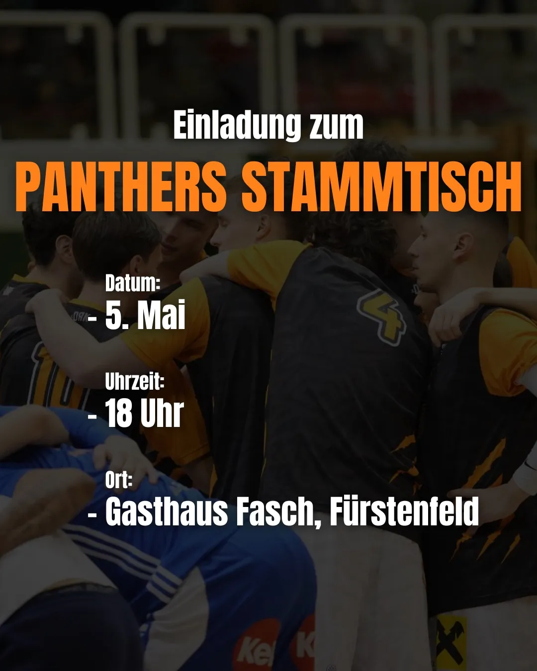 Ein Plakat mit einer Gruppe von Männern in Trikots, einige umarmt, mit Text auf Deutsch und Englisch darüber. Einladung zum Panthers Stammtisch am 5. Mai um 18:00 im Gasthaus Fasch, Furstenfeld.