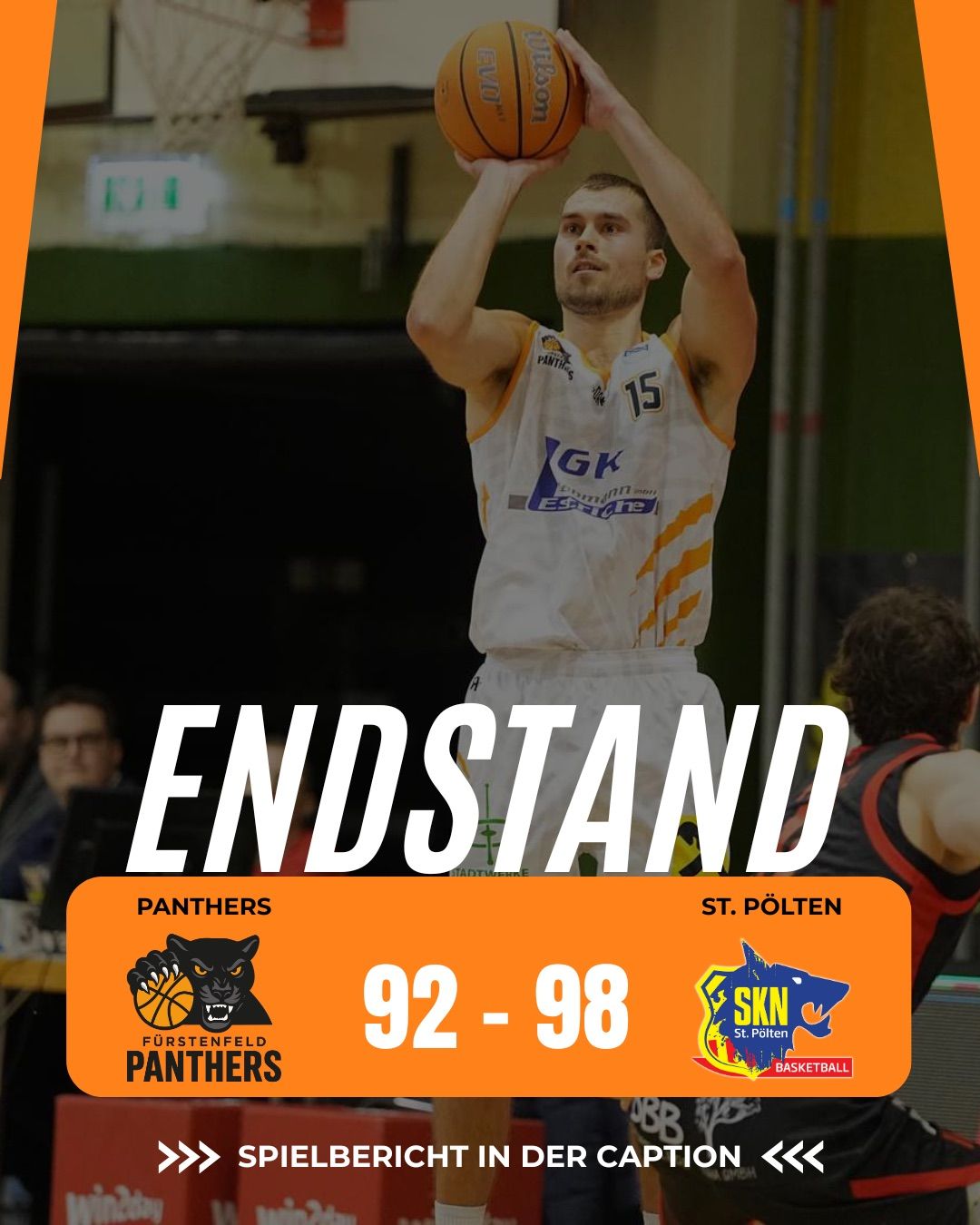 Ein Basketballspieler ist in der Luft und wirft den Ball. Das Ergebnis steht bei 92 zu 98. Die Teams sind Panthers und St. Polten.