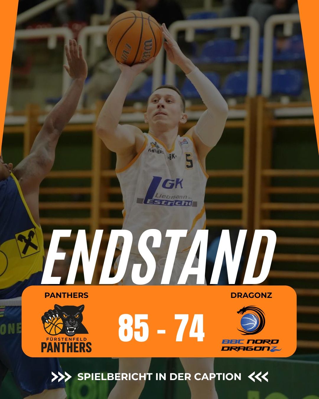 Das Basketballspiel zwischen Panthers und Dragonz endet mit 85-74. Ein Spieler in einem Panthers-Trikot springt, um den Ball zu werfen.